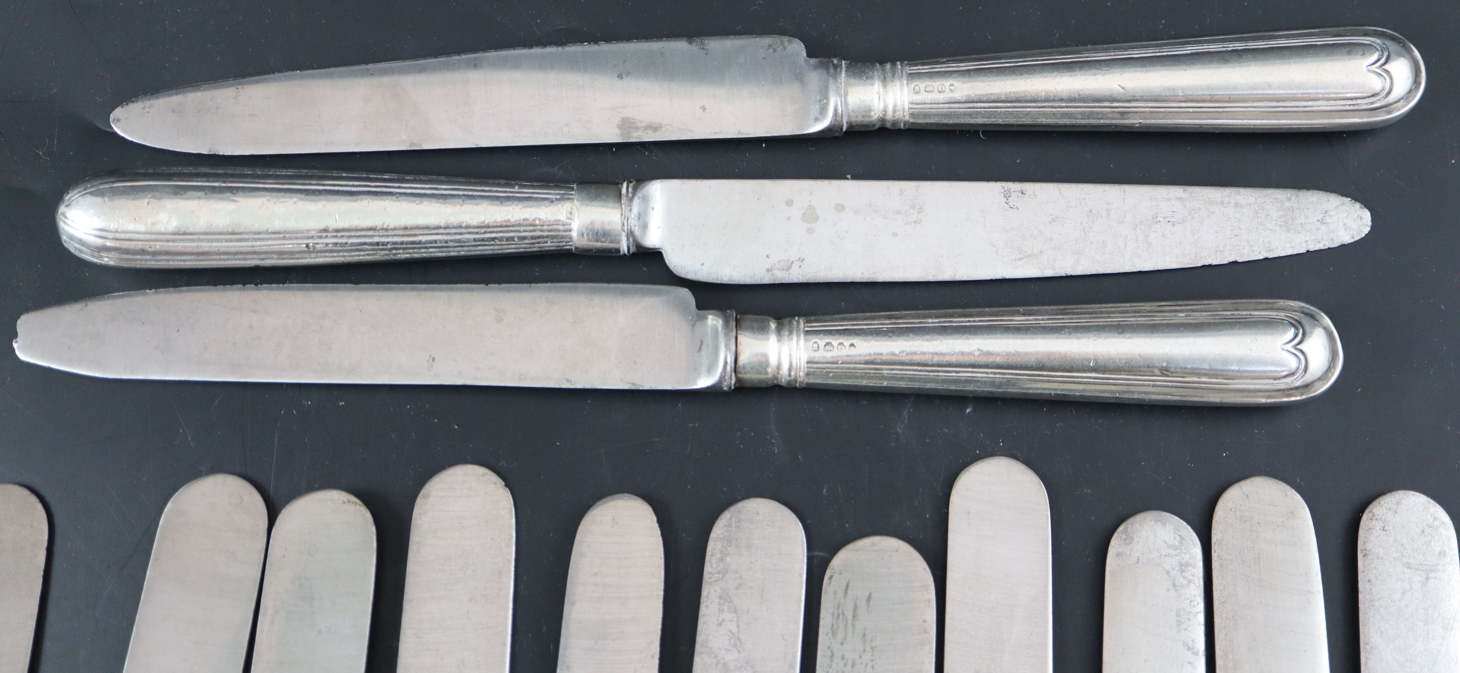 A harlequin set of fifteen mainly George IV silver handled table knives, approx. 27cm.